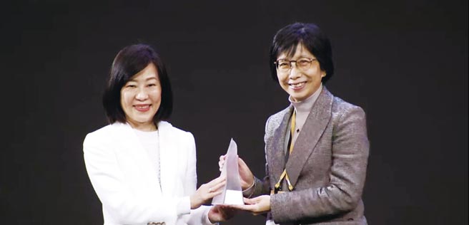 東元電機(jī)以「智慧噴霧防疫機(jī)器人」勇奪臺(tái)灣精品金質(zhì)獎(jiǎng)，由東元電機(jī)邱純枝董事長(zhǎng)（右）受獎(jiǎng)。圖／東元提供